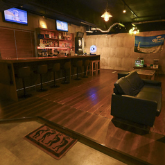 デートやご友人とのサシ飲みにもぴったりなカウンター席です♪ダーツやカラオケで思い切り盛り上がった後のクールダウンや、美味しいお酒を片手にゆっくりと語り合いたい時にもぴったりのお席となっております◎目の前にお酒が並ぶお洒落な空間で、アットホームな雰囲気を楽しみながら素敵な夜のひとときをご堪能ください!