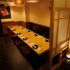 【8～10名様】みんなでゆったり囲める個室。会社宴会や友人との飲み会にもぴったり。ほどよいプライベート感とくつろぎやすさを兼ね備えた空間は、宴会を心地よく、特別な時間へ演出します。