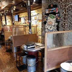 4人テーブル席は、気軽に韓国料理を楽しむのに最適。サムギョプサルを焼きながら盛り上がりましょう!