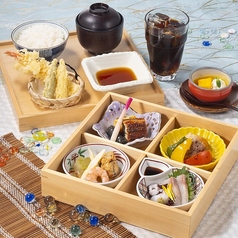 ランチタイム限定!飲み放題付きコース、ございます。
