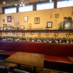 テーブル席のレイアウトも変えられるので人数に応じてお席もご用意しております♪