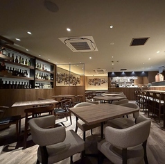 2名様でご利用いただけるテーブル席をご用意しております！背もたれのある席とソファーの席となっており、デートやお友達同士のお食事にピッタリ◎当店自慢のピッツァやパスタ、ワインなどで楽しい時間をお過ごしください♪