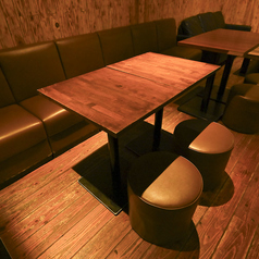 少人数でのご利用にぴったりな使い勝手の良いテーブル席です♪親しいご友人との語らいや、カップルでのデート、気の置けない仲間とのサシ飲みなど、様々なシーンで大活躍のお席です◎ダーツやカラオケも思う存分お楽しみいただけますので、美味しいドリンクを片手に日常を忘れて、賑やかな夜を心ゆくまで満喫してください!