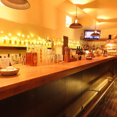 カウンターをメインにしたスタンディングのお店です。カウンター席は1席ずつ独立し、全8席でゆったり過ごせます◎お一人様や軽く一杯を楽しみたい方にぴったり!気軽に立ち寄れる雰囲気で、仕事帰りや友人との待ち合わせにもおすすめです!種類豊富なおつまみと豊富なドリンクで、心地よい距離感を楽しむことができます。