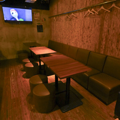 グループの集まりに最適なテーブル席をご用意しております!会社の部署の飲み会や合コン、誕生日・記念日のお祝いなど、みんなでワイワイ盛り上がりたいシーンに大活躍します◎広々としたスペースで美味しいお酒をシェア。ダーツやカラオケを介して、仲間たちと一体感のある楽しい時間を時間の許す限り、お過ごしください。