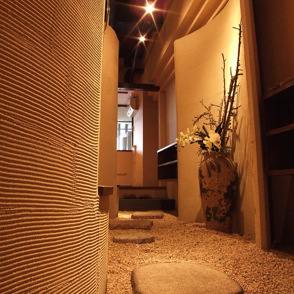 玉砂利がひかれた2階空間には、ふかふかソファの円卓個室や、接待にも最適な掘りごたつ個室を完備