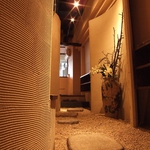 玉砂利がひかれた2階空間には、ふかふかソファの円卓個室や、接待にも最適な掘りごたつ個室を完備