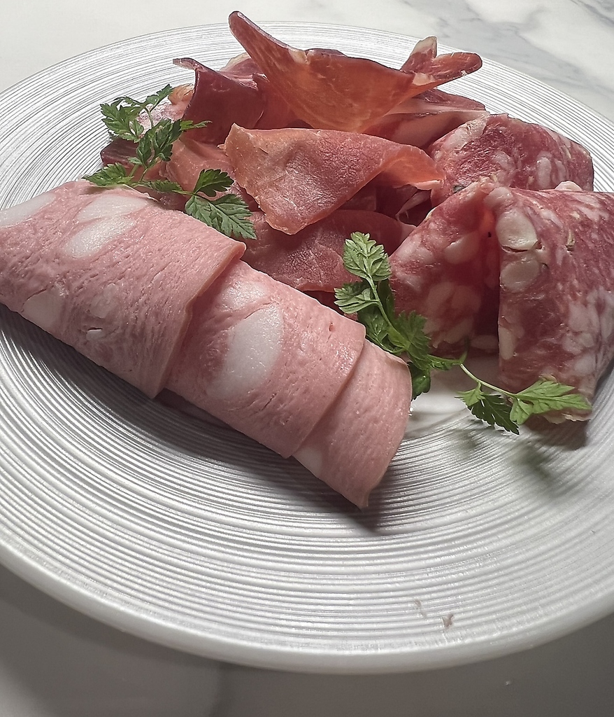 生ハムとサラミの盛り合わせ(ハーフ)