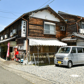 「丸茂旅館」の看板を目印に。駐車場・駐輪場完備です