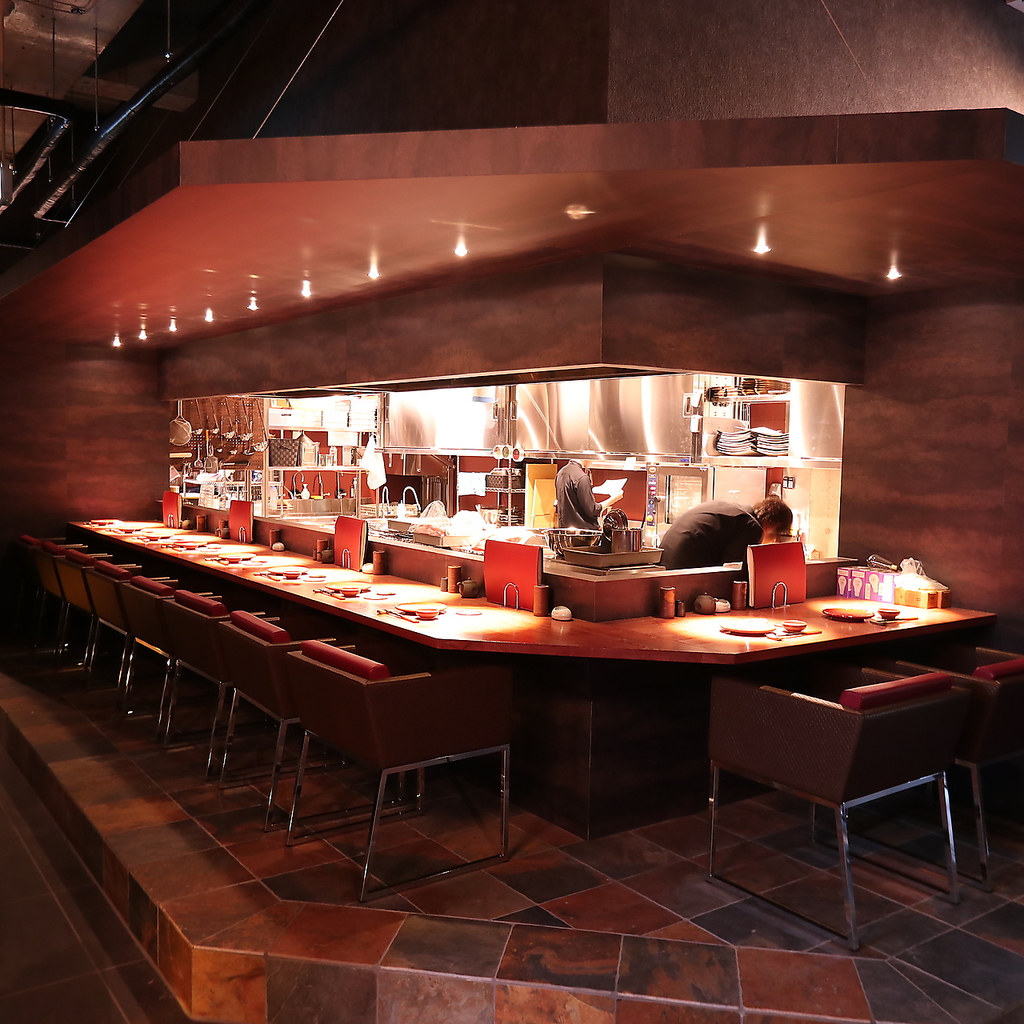 カウンター席もご用意しております。親しい方とのご会食やデート等静かに過ごされたいシーンに最適◎