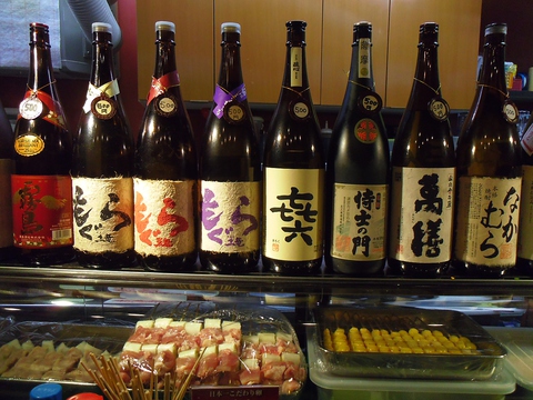 塩焼きの焼鳥に全国から取り寄せているこだわりの日本酒が楽しめるお店。