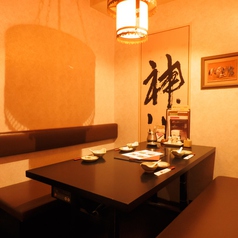 片側がソファー席になっております。お子様連れでも安心です。ご家族でのご利用も大歓迎です。