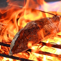 自慢の本格派炭火焼は、地鶏から海鮮まで多彩にご用意◎