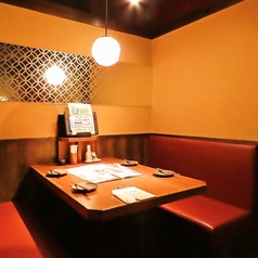 落ち着いた店内空間で、ゆったりとお食事を楽しむことが可能です。宴会コースや美味しい逸品料理、種類豊富なドリンクをご用意してお待ちしております。