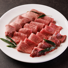 和牛サーロインや和牛カルビなどの焼肉＆海鮮浜焼きも贅沢に食べ放題！全卓にロースター機完備◎の写真