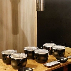 【半個室テーブル席：6名様×4卓】会社宴会やご友人との飲み会など幅広いシーンに◎半個室のテーブル席は、6名様～最大12名様まで対応可能！プライベート感のある、落ち着いたお席でゆったりとお食事をお楽しみいただけます。会社宴会はもちろん、ご友人との飲み会や女子会にも、ぜひご利用ください。