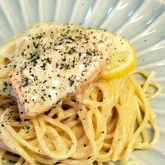 炭焼きサーモンのレモンクリームソース