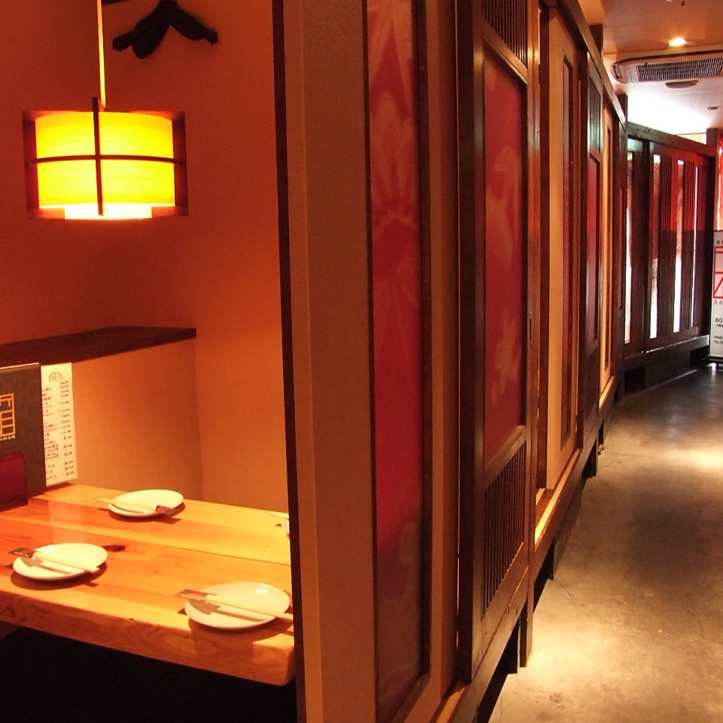 一歩お店へ入ると、2名～4名様迄の掘りごたつ個室が8室ご用意。会社帰りのプチ宴会に最適です