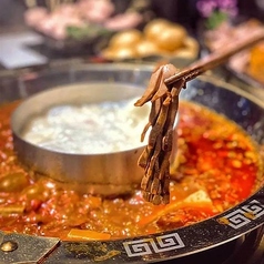 上海に本店を構える【火鳳祥（カホウショウ）】薬膳たっぷり麻辣スープと豚骨、鴨汁の二色鍋が人気です♪の写真