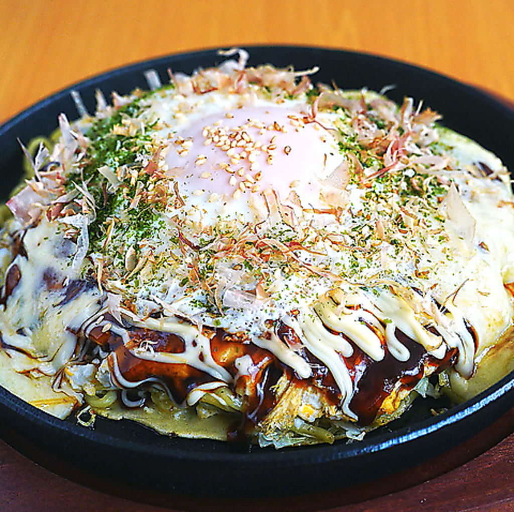 【おかやま焼き　一閃スペシャル】豚+スジ+玉子+チーズ+大葉+海鮮 が入った贅沢な一品！食べ応え抜群