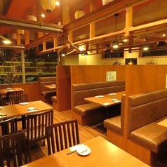 テーブル席は、デート、女子会、飲み会など様々なシーンでご対応可能♪落ち着いた雰囲気の中、ゆったりとした時間を過ごせるスペースをご用意しています☆飲み放題付きコースで、豊富なドリンクを楽しみながら、心温まる料理をご堪能ください。