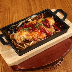 唐辛子の骨なし鉄板焼き魚/麻辣味の骨なし鉄板焼き魚