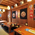 沖縄の古い民家の内装を移築した温もり溢れる店内。個室感覚の掘りごたつ席は最大17名迄。
