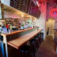 1枚木を使用したおしゃれなカウンター席