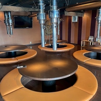 大人数でも足元広々♪貸し切りも可能な宴会スペース◎