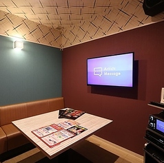 カラオケ設備を完備した完全個室のお部屋です♪お食事の後の二次会利用はもちろん、カラオケのみのご利用も大歓迎◎プライバシーが守られた空間なので、ご友人やご家族と思いっきり歌って盛り上がることができます♪美味しいドリンクやデザートを楽しみながら、特別な時間をお過ごしください◎