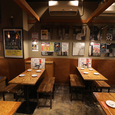 4名様迄着席可能なテーブル席は全部で〇卓ご用意。少人数での飲み会、女子会、誕生日会、大人数での会社宴会・歓送迎会などのご利用に最適です！KITSUNEはリーズナブルな飲み放題付き宴会コースもご用意♪