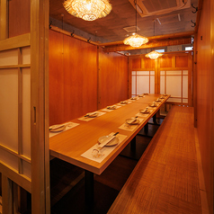 明るい木目が心地よく、大人数でもゆったり過ごせる広々とした個室空間！柔らかな照明が温もりを添え、和の雰囲気の中に華やかさも感じられます！会社宴会や歓送迎会、友人との飲み会に最適です！