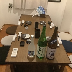 【居心地の良さが自慢の掘りごたつ席で、心温まるひとときを！】最大6名様の掘りごたつ席は、足を延ばしてゆったりと過ごせるため、家にいるような安心感があります♪リラックスした雰囲気の中で、自然と会話も弾み、仲間との楽しい時間をお楽しみいただけます。くつろぎながら美味しい料理とお酒を存分に味わってください