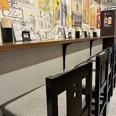 横並びで気軽に座れるので、デートや同僚との二人飲みにもおすすめ。グラスを傾けながら、季節のおすすめや日本酒談義を楽しむ、肩の力が抜ける時間をどうぞ。