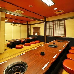 【大人数様向け掘りごたつ席】3階はゆったり脚を伸ばしてくつろげる掘りごたつ席。大人数でワイワイと♪プライベート空間でお食事を楽しんでいただけます。（10～48名様）