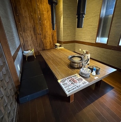 小上がり席（6ー8名） 完全対応！お子様も大歓迎。畳のくつろぎ空間に囲まれて、ご家族や仲間とゆったり焼肉を楽しめます。お子様用チェア・キッズメニューのご用意もあり、鉄板の熱さにも配慮。赤ちゃん連れでも安心の座敷席です