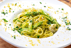 北海道産ホタテとアスパラのバジルクリームスパゲティの写真