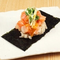 料理メニュー写真&nbsp;飲めるサーモンの卵かけ包み