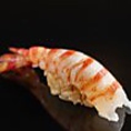 ～シャリ～赤シャリ。ゆずやでは、江戸前寿司の伝統、赤シャリを使用。薫りが強くまろやかな味わいが特長です。特に名物の車海老やまつもと平目、江戸前定番の鮪、穴子とは非常に相性の良いシャリです。