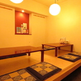 座敷席は2つあり、最大10名までご利用いただけます！座布団も敷いてありますので、座り疲れもなく快適にお過ごしいただけます。席の間隔も広いため、落ち着いて食事出来ます♪