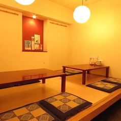 座敷席は2つあり、最大10名までご利用いただけます！座布団も敷いてありますので、座り疲れもなく快適にお過ごしいただけます。席の間隔も広いため、落ち着いて食事出来ます♪