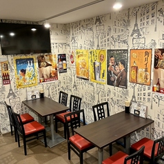 テーブル連結でレイアウトを柔軟に調整可能。少人数の集まりからグループ利用まで幅広く対応します。鍋料理を中心に、シェアして楽しめるメニューが充実。