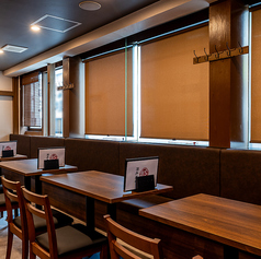 賑わいを共有！テーブルが並ぶ活気ある2階4名様席♪ 2階フロアには4名様用のテーブル席が11卓並んでおり、フロア全体の賑やかな活気を共有できる雰囲気です。お仲間との楽しい会話で盛り上がりたい時や、カジュアルなご宴会に最適なお席です。