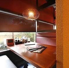 大きな窓から差し込む光が心地よい、開放感あふれるお部屋です♪日中は明るく清潔感があり、清々しい気分でお食事を楽しめます◎広々としたテーブル席は、お料理をたくさん並べてもゆったり♪外の景色を眺めながら、当店の豊富なメニューを心ゆくまで堪能できる、女性グループにも人気のお席です◎