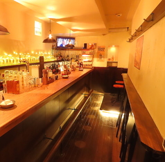 大人の隠れ家的なお店です。カウンター席は1席ずつ間隔を広く取り、カウンター1席×6席の落ち着いた設えになっています!静かな雰囲気の中で、ひとりでも安心して過ごせます。ゆったりとした時間を楽しみながら、くつろげる空間をご用意しています◎ほどよい距離感が心地よく、会話を楽しみたいときにも最適のお店です!