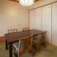 すべてのお客様にプライベートな時間を大切にしていただくため、完全個室をご用意しております。周囲を気にせず語らえる空間は、ご家族や、機密性の高いビジネスシーンにも最適。木の温もりを感じる上質な設えの中で、職人が手掛ける料理を囲みながら、心ゆくまで団らんの時をお過ごしください。