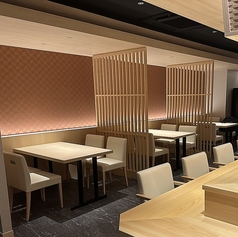 木の温もりを感じる和モダンな空間に配置されたテーブル席です。