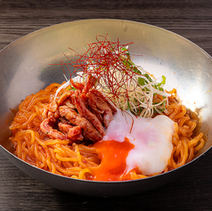 炙りユッケ風の旨辛ビビン麺