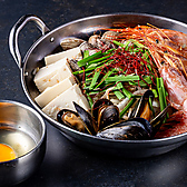 【本格韓国鍋が食べ放題◎】豚肉とキムチの旨味と辛味噌スープがやみつきになる「デジキムチ鍋」、豆腐や魚介の上質な出汁と旨辛のスープがたまらない「スンドゥブチゲ」など、韓国の定番鍋が「食べ放題」♪お鍋に追加したい具材も自由にお選びいただけます!美味しいお酒との相性も◎