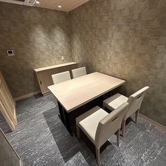 周りを気にせずにお過ごしいただける完全個室です。静寂な和の空間は、大切な商談や接待、両家の顔合わせなど、プライベートな会話を重視するシーンに